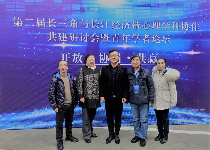 1608604852375064510.jpg 参会者与心理与认知科学副院长郝宁教授合影.jpg